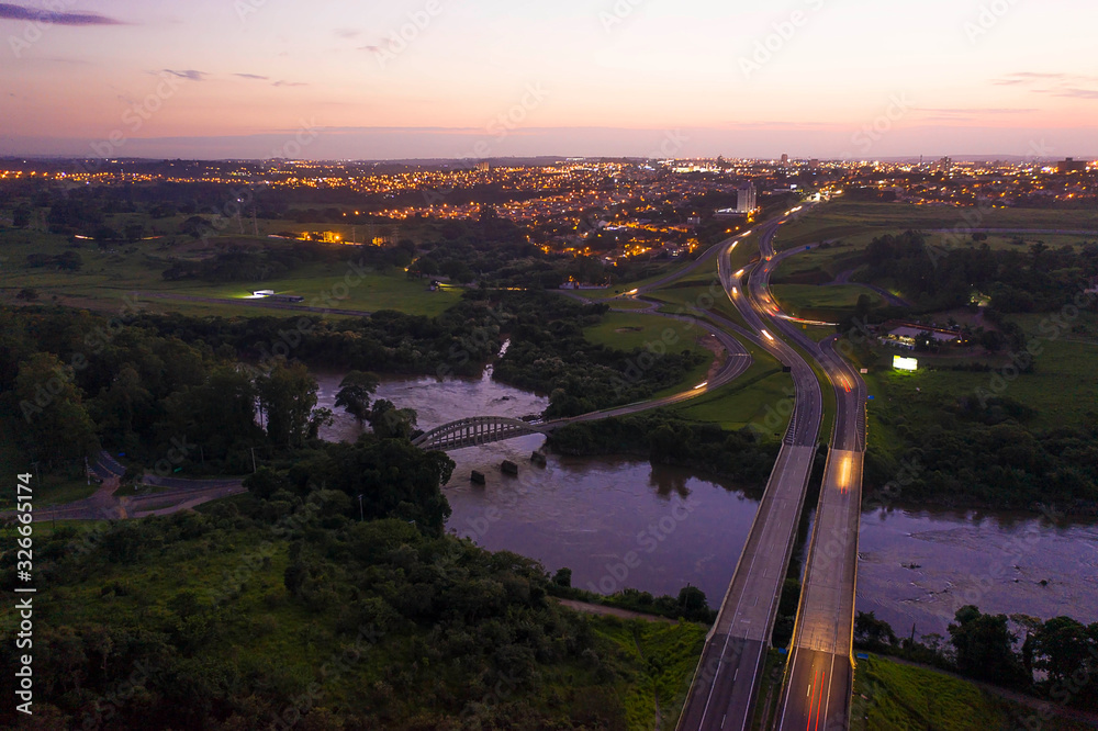 Pontes sobre o rio Tietê no por do sol em Itu, São Paulo, Brasil