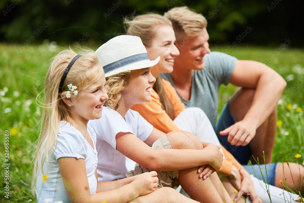 Familie und Kinder blicken neugierig