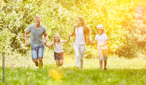 Familie und Kinder laufen im Sommer in Natur