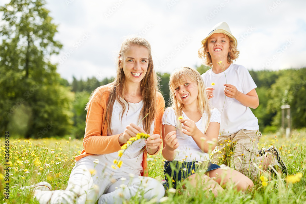 © Robert Kneschke - Mutter und Kinder auf einer Sommer Wiese © Robert Kneschke - Mutter und Kinder auf einer Sommer Wiese