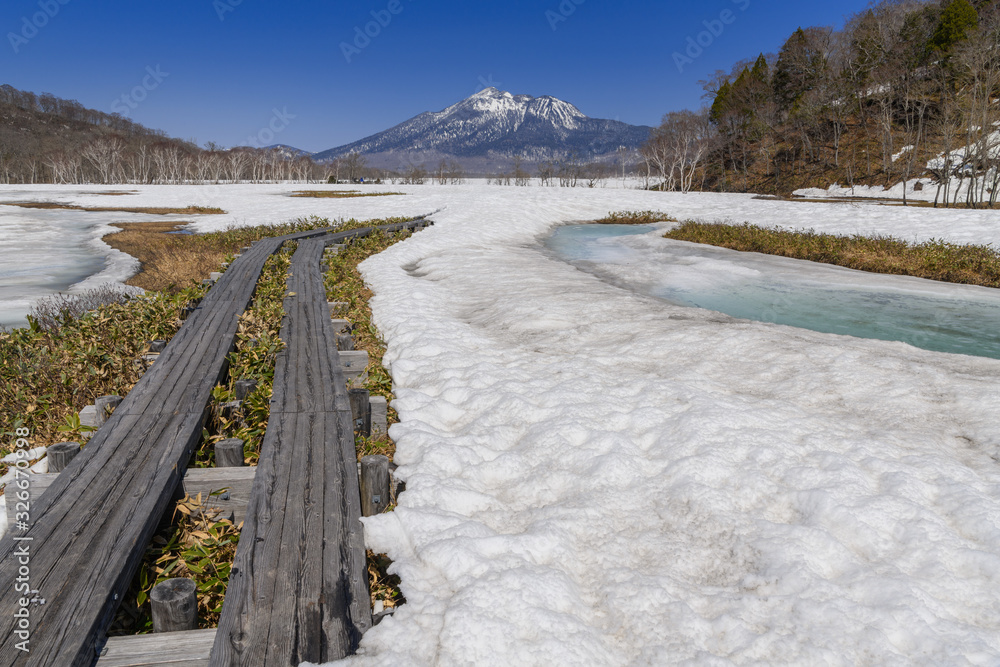 Obraz premium 尾瀬ヶ原から見た春の燧ヶ岳