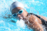 garota nadando com óculos de natação e touca