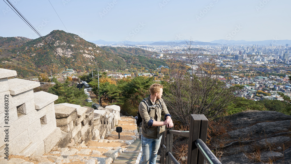 Φωτογραφία Traveller on the top of Inwangsan Mountain in Seoul in South Korea
