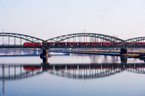 Eisenbahnbrücke über einen Fluss © imaggux