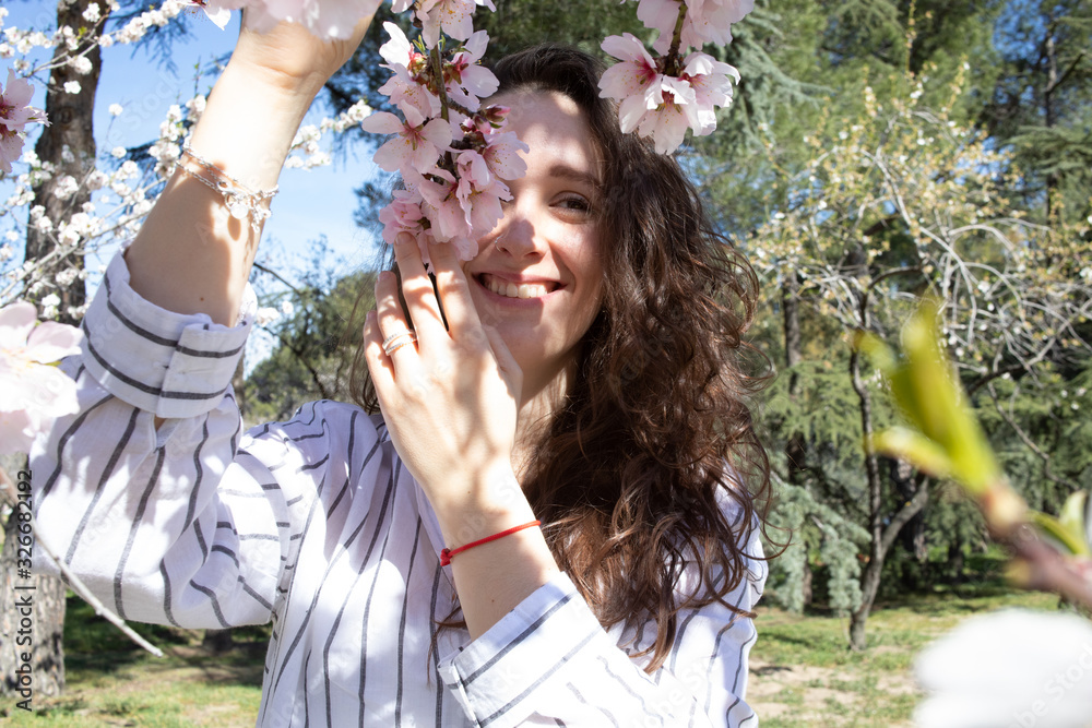 Obraz premium retrato de estela con los almendros en flor