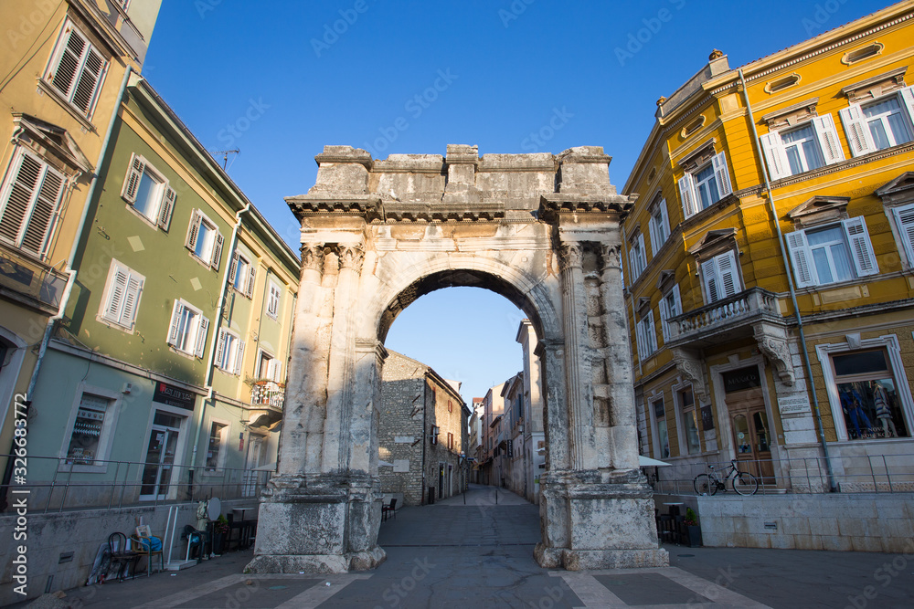 Obraz premium Triumphal arch Sergijevac – Porta Aurea in Pula