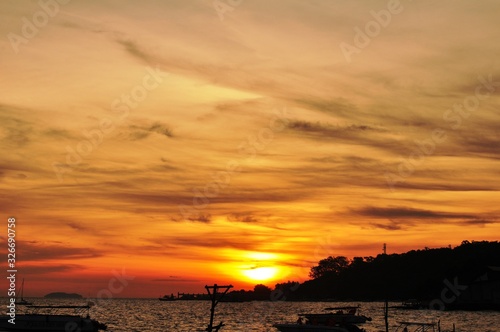 Sunrise view at the sea on Koh Samet © tharathip