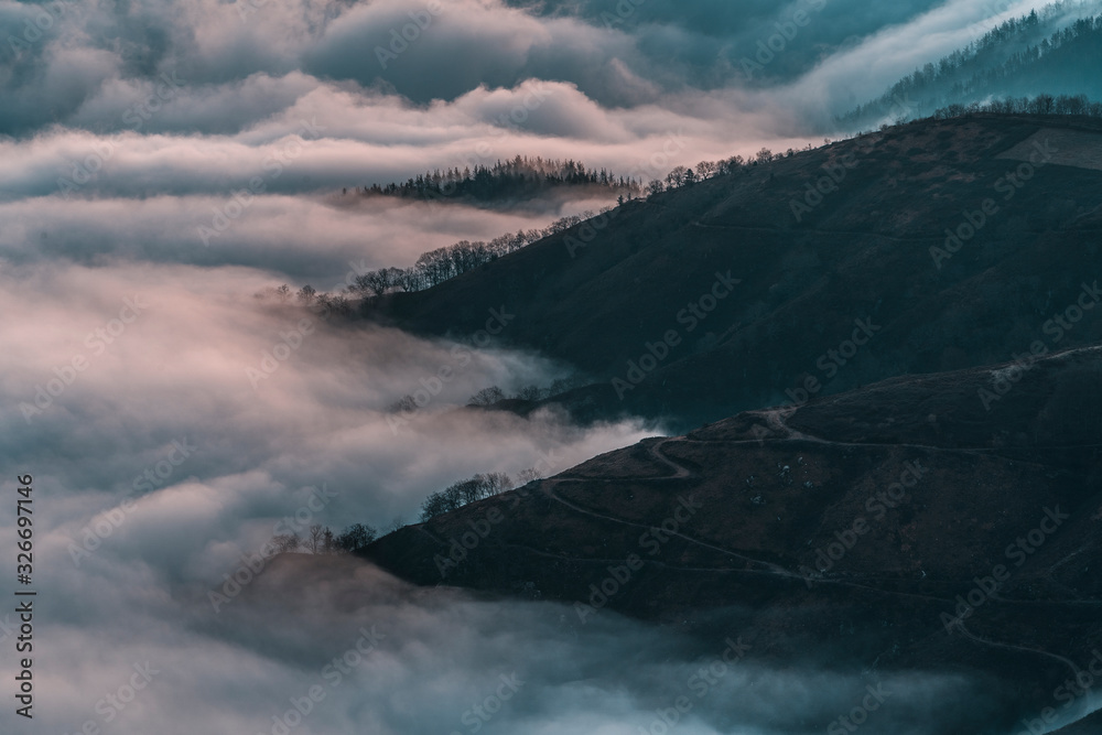 Obraz premium Detail of the beautiful fog between the mountains of the Basque country one winter morning