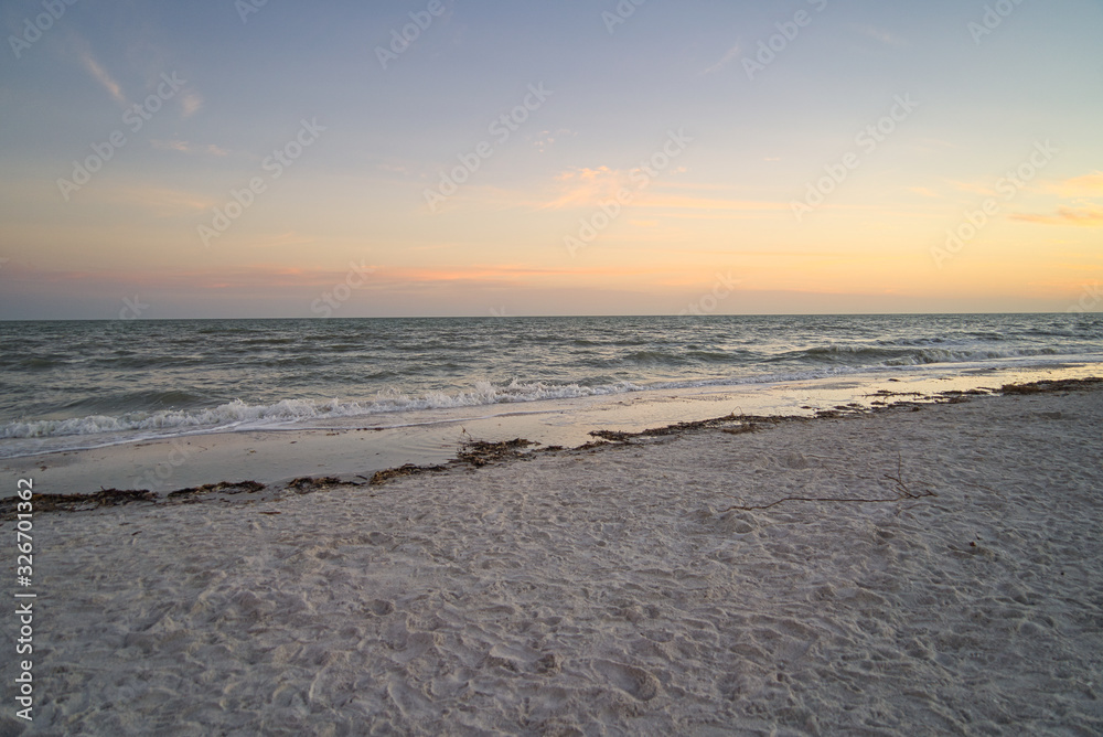 Traumhafter Sonnenuntergang mit Pastellfarben am einsamen Strand, Fernweh und Sehnsucht rufen