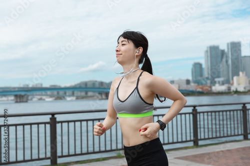 ジョギングをする女性