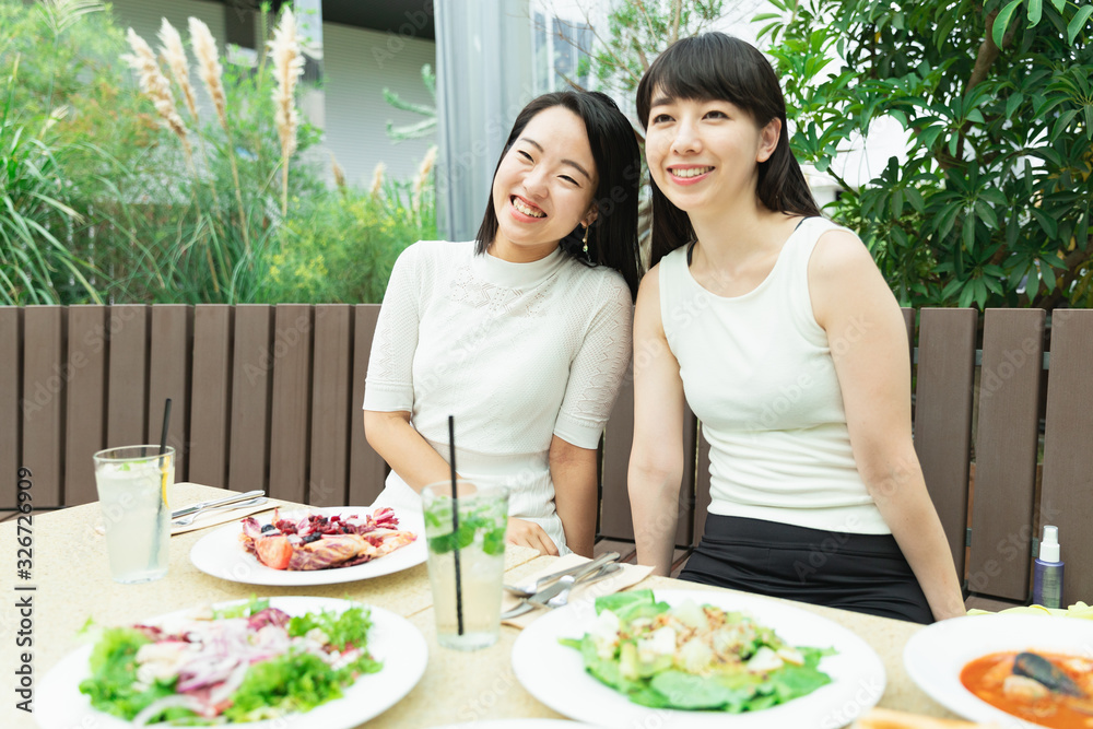 写真撮影をする女性 写真撮影をする女性