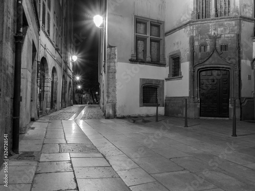 Ballade en v  lo     Lyon  de jour comme de nuit  photo monochrome