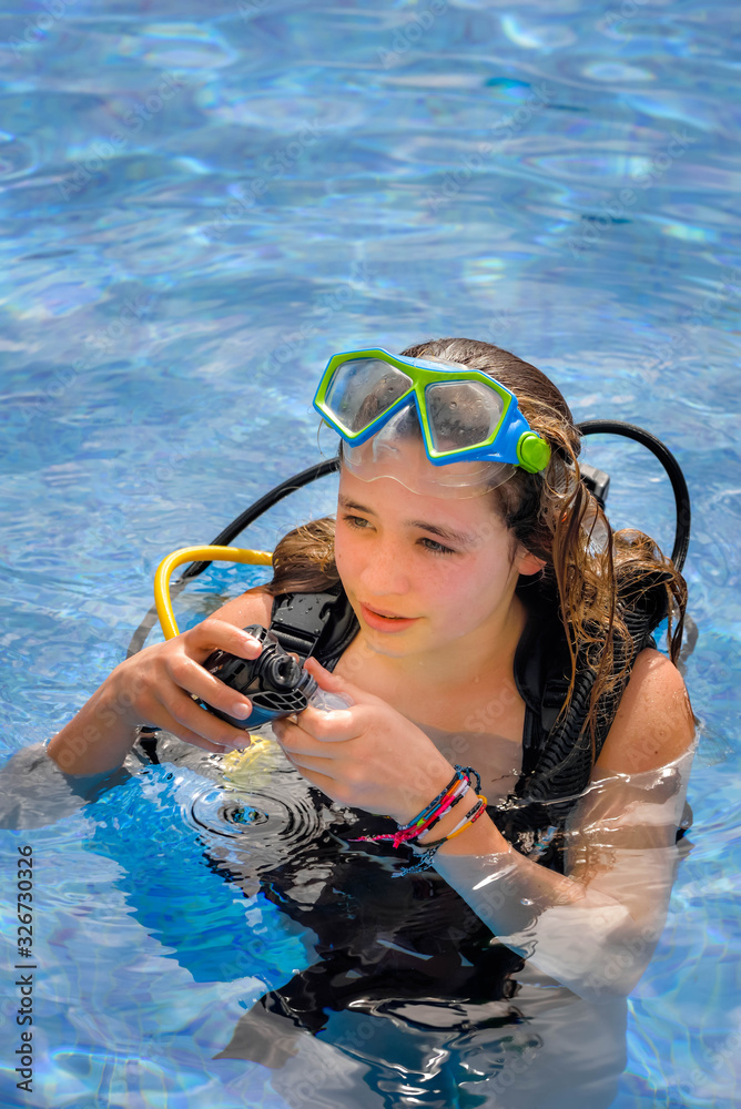 Φωτογραφία beautiful young woman taking a scuba diving lesson in swimming pool