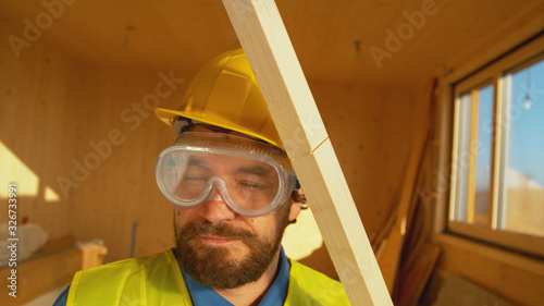Tableau sur toile PORTRAIT: Small plank falls from above on an unsuspecting contractor's head