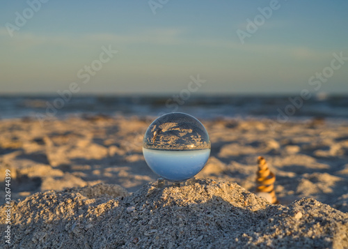 Nahaufnahme einer Glaskugel und Deko Spirale aus Holz am Strand auf Sanibel Island  photo