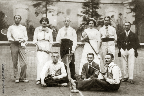 FOTO ANTICA CON GIOVANI TENNISTI IN POSA photo