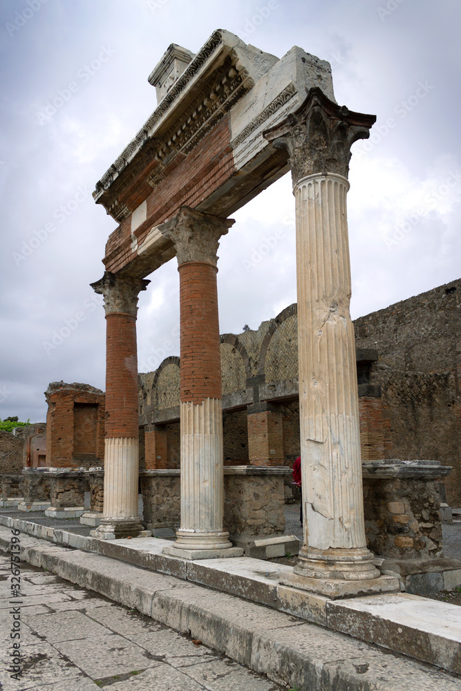 Restos de pórtico de tres columnas de uno de los templos del foro romano de la antigua ciudad de Pompeya, en el sur de Italia