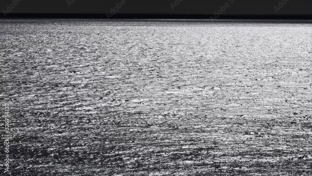 Reflejos del sol generan un mar de plata en movimiento