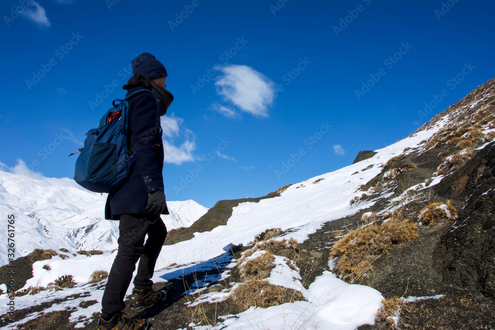 雪山のトレッキング 雪山のトレッキング