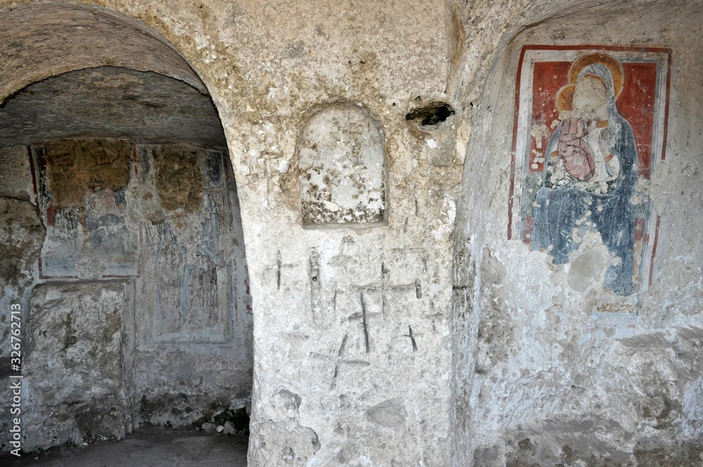 Matera - Chiesa Rupestre Madonna delle Tre Porte -  Croci e affreschi
