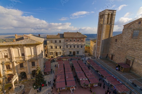 Canvas Print Montepulciano square seen from above with Christmas markets