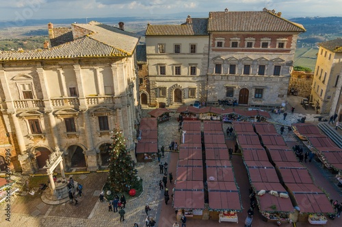 Canvas Print Montepulciano square seen from above with Christmas markets