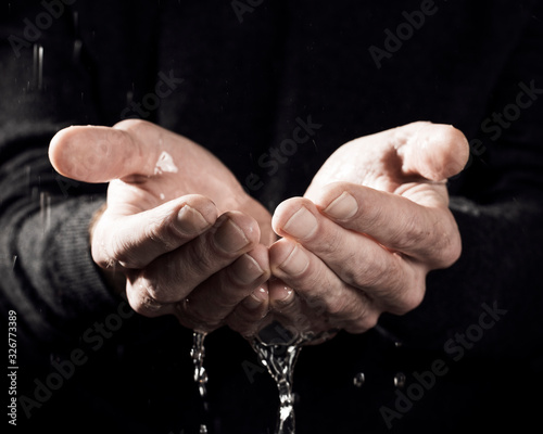 Foto male hands catching water