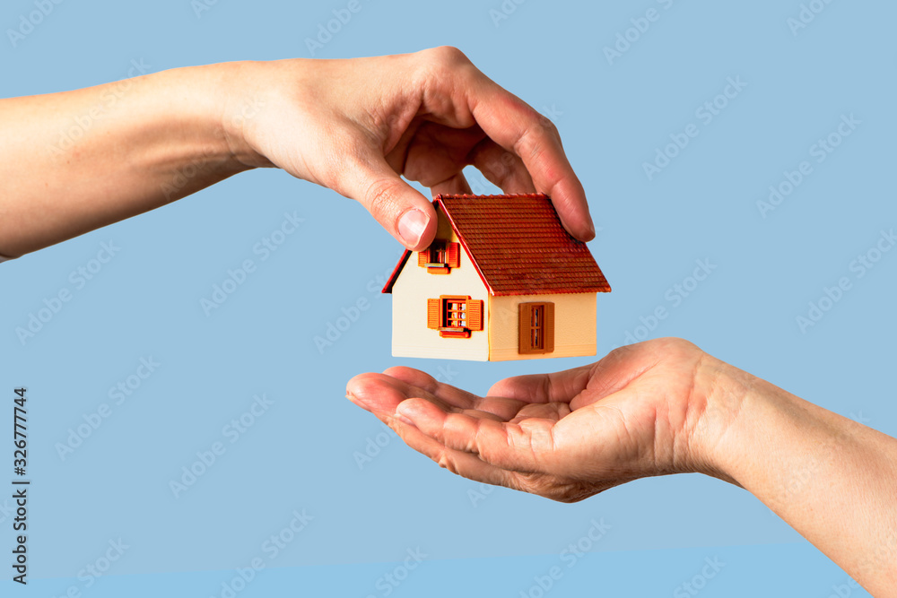Foto house passed from one hand to another
