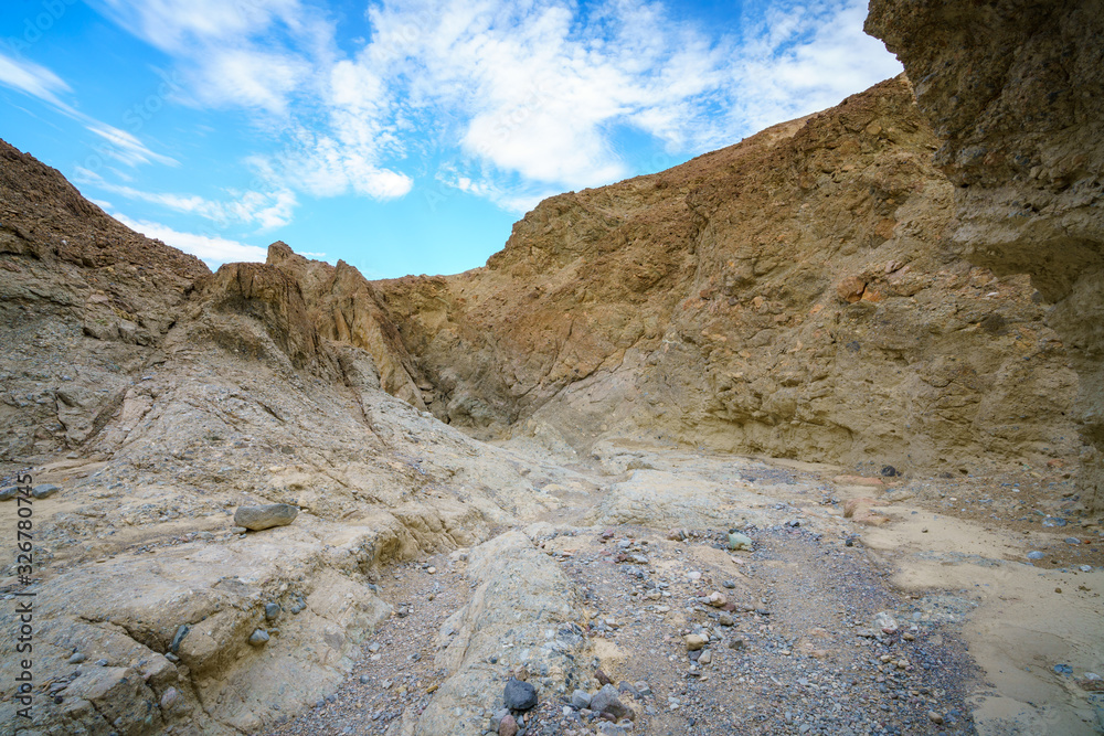 Obraz premium hikink the golden canyon - gower gulch circuit in death valley, california, usa