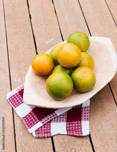 Naranjas sobre una mesa de madera, comida saludable, frutas.