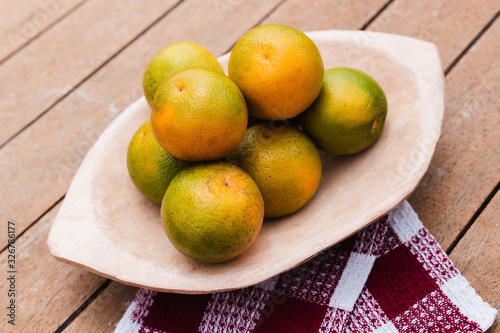 Naranjas sobre una mesa de madera, comida saludable, frutas.