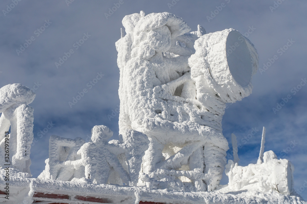Fotografie FROZEN BUILDINGS ON THE MOUNTAIN TOP