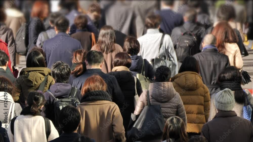 東京新宿で出勤する日本人ビジネスマン