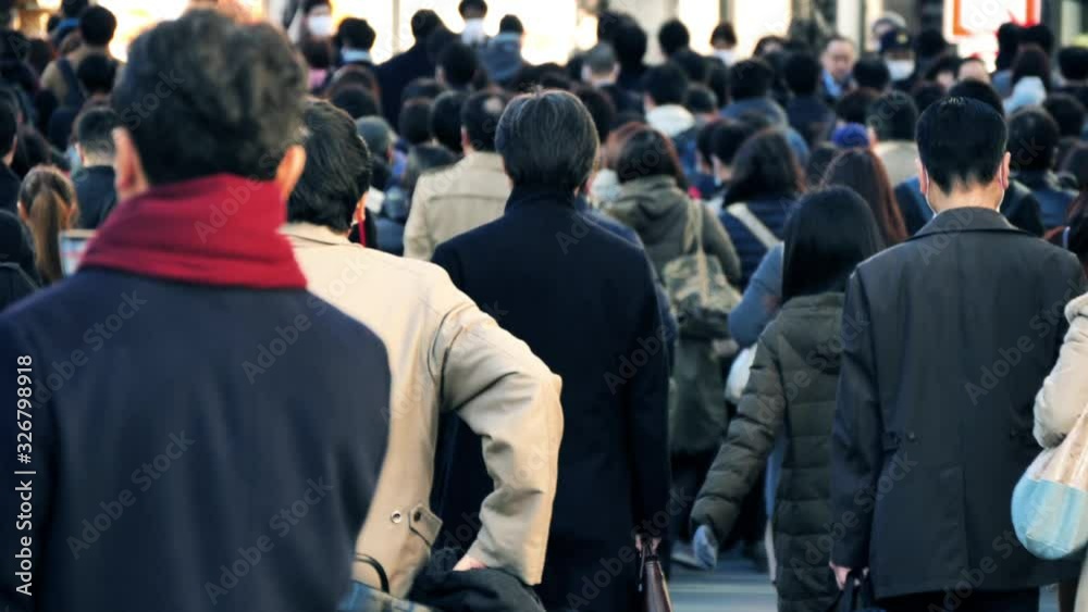 東京新宿で出勤する日本人ビジネスマン 東京新宿で出勤する日本人ビジネスマン