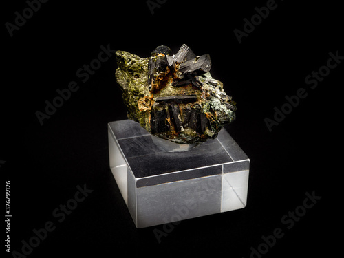 фотографія Epidote crystals on black background