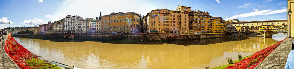 Panorama der Altstadt von Florenz mit Arno und Ponte Veccio