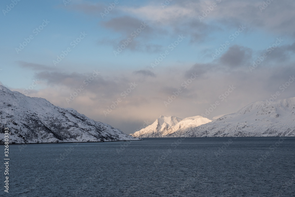 schneebedeckte Berge mit Wolken und blauem Himmel Fjord von Alta