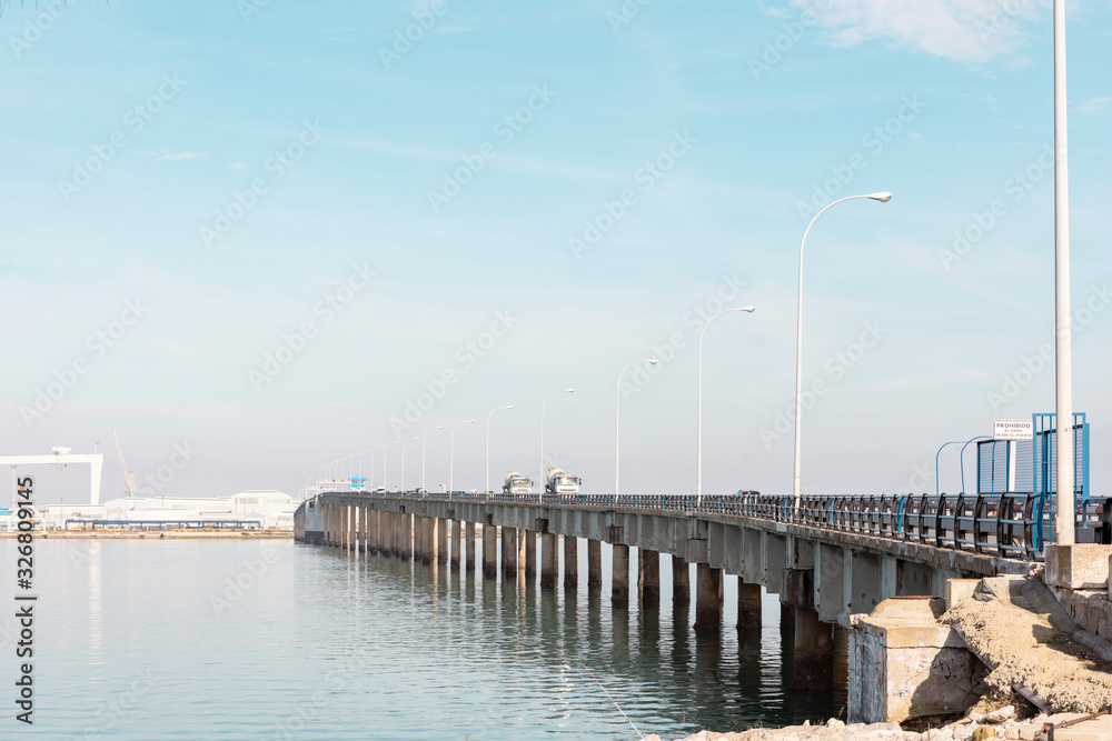 Fototapeta premium Puente Carranza, entrada a la ciudad de Cádiz, España.