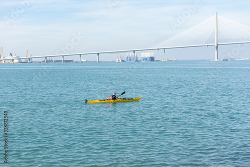 Persona practica deportes de remo en la bahía de Cádiz