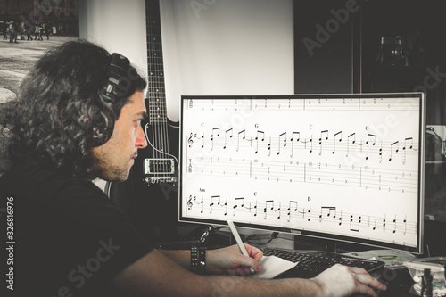 Foto songwriting man occupation writing music in vintage vignette background artistic