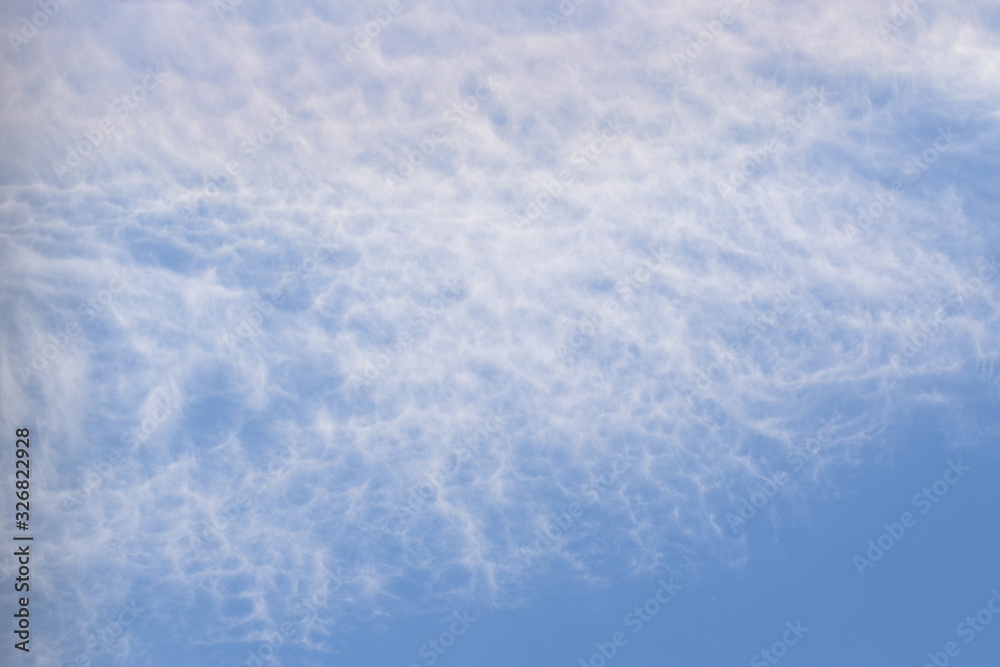 Fototapeta premium Cloudscape jasnoniebieskie białe tło