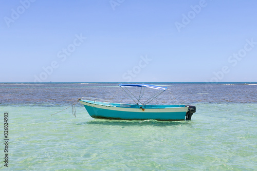 Boat in the middle of natural pools in the ocean. Morro de Sao Paulo, Salvador, Brazil. Hill. © Gabriel Ramos
