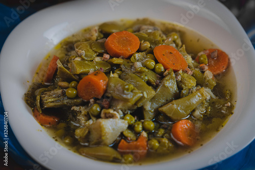 menestra de verduras en plato blanco