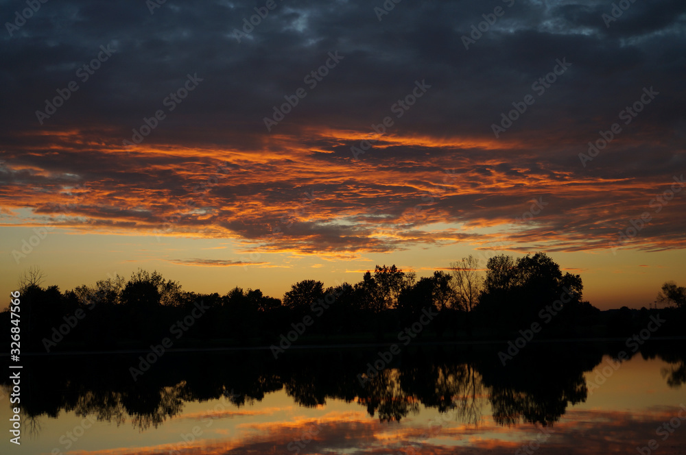Naklejka premium sunset on the lake
