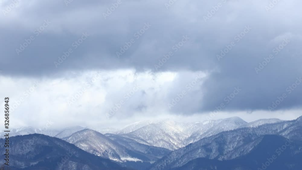 冬の山脈と雲 雪 秋田県 自然風景 冬の山脈と雲 雪 秋田県 自然風景