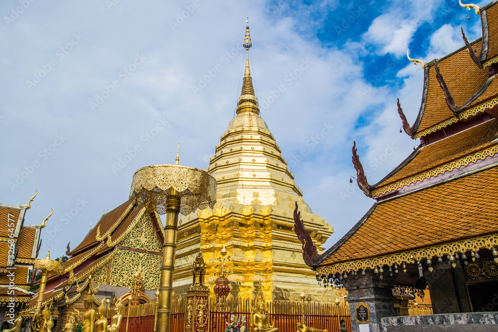 Fototapeta premium Golden pagoda in wat Phrathat Doi Suthep