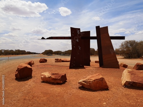 Fotografija Red centre way Zeichen an Highway, Australien