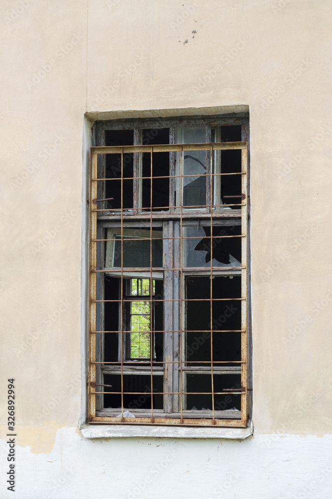 Obraz premium Broken, boarded up windows in an abandoned building