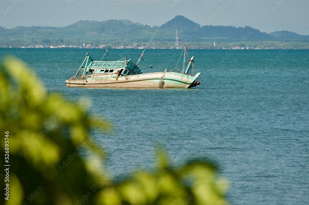 Obraz premium Fishing boats of fishermen capsized at Koh Chang, Trat Province in Thailand.