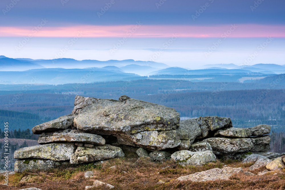 Sonnenaufgang auf dem Brocken, Aussicht über Hügel und Wälder mit Talnebel, vorn der Hexenaltar, Nationalpark Harz, Sachsen-Anhalt, Deutschland Sonnenaufgang auf dem Brocken, Aussicht über Hügel und Wälder mit Talnebel, vorn der Hexenaltar, Nationalpark Harz, Sachsen-Anhalt, Deutschland